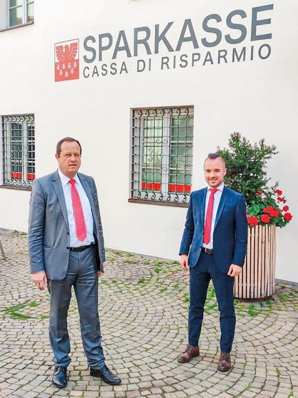 v. l.: Wolfgang Pircher und Josef Spechtenhauser vor der Filiale beim offiziellen Stabwechsel.