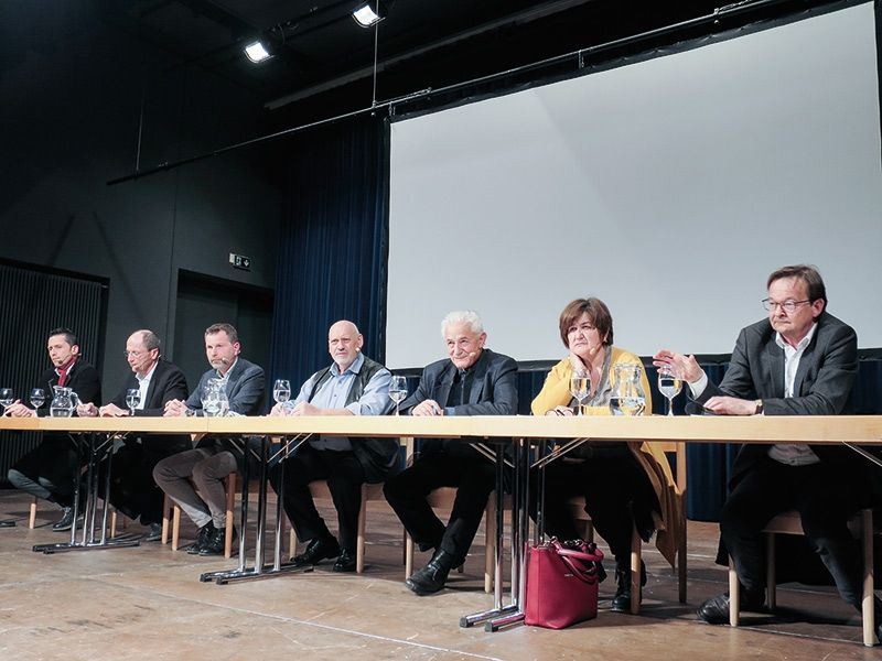 Bei einer gut besuchten Diskussion im Kulturhaus von Schlanders wurde am 23. Jänner über verschiedene Verkehrsprojekte im Vinschgau diskutiert: V.l.: BM Ulrich Veith, BM Andreas Tappeiner, L. Abg. Hanspeter Staffler, Herbert Raffeiner (Moderator), Hermann Knoflacher, BMin Roselinde Gunsch Koch und Helmuth Moroder