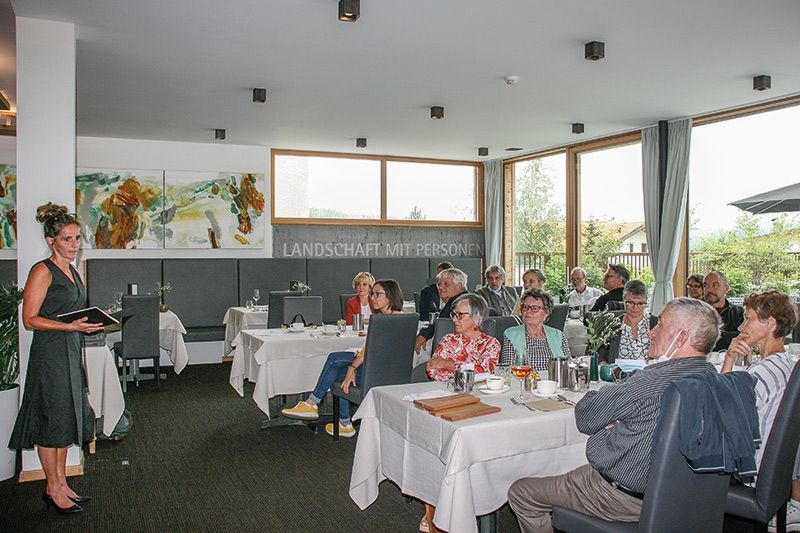 Karin Tschurtschenthaler begrüßt die Gaste zur Vorstellung des Projektes  „Sonnenstrahl“ am 8. Juli 2021 in der „Villa Waldkönigin“ in St Valentin a.d.H.