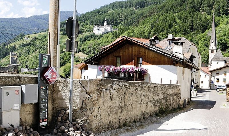 Burgeis hat wie alle Malser Fraktionen eine AED-Säule erhalten. Im roten Koffer rechts befindet sich der Defibrillator, Aufkleber auf der Säule geben Anleitungen, wie im Notfall zu reagieren ist. (c) WK Mals