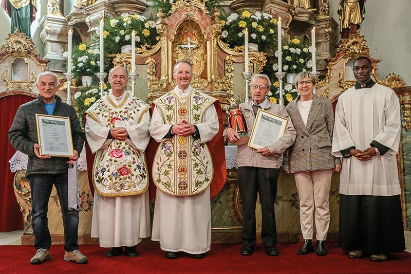 v. l. n. r. Franz Josef Tedoldi, Domdekan Ulrich Fistill, Dekan Stefan Hainz, Robert Luzius Wolf, Isabella Erhard Brunner, Seminarist Vicent Kijonga