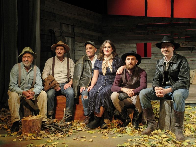 Unter der Regie von Daniel Clemente spielt der Theaterverein Schlanders vom 11.11. bis am 21.11. das Stück „Von Mäusen und Menschen“ v. l.: Karl Fleischmann (Candy), Hanspeter Plagg (George), Stefano Tarquini (Lennie), Mara Siller (die Frau von Curley), Hannes Rainalter (Curley), Hannes Telser (Slim)