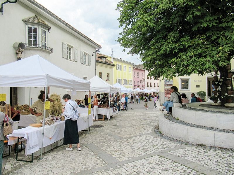 Zwei Ausstellungen und rund 30 Marktstände entlang der Hauptstraße waren wiederum die Hauptattraktionen  vom Genuss- und Kulturfest Marmor & Marillen am 7. und 8. August 2021