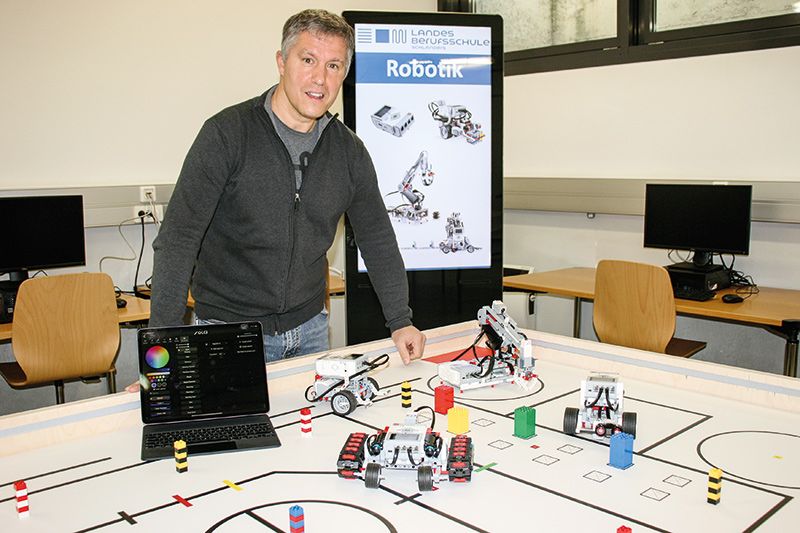 Peter Klotz, Fachlehrer für Metalltechnik an der Landesberufsschule Schlanders hat einen Übungsparcours ausgeklügelt, der einmalig in Südtirols Fachschulen ist. Schüler:innen können kleine Roboter im Maßstab 1 : 1  bauen, diese für spezielle Aufgaben programmieren und damit üben.