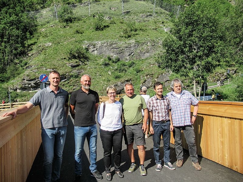 Am 12. August wurde das rund 1 km lange Teilstück des Radweges zwischen Schleis und Laatsch bei der neuen Brücke offiziell eröffnet. V. l.: BM Josef Thurner, Gemeindereferent Andreas Pobitzer, Generalsekretärin Monika Platzgummer Spiess, Toni Monz vom Tourismusverein Tiroler Oberland, Peter Paul Gamper vom Amt für europäische Integration und Friedl Sapelza vom GWR-Spondinig.