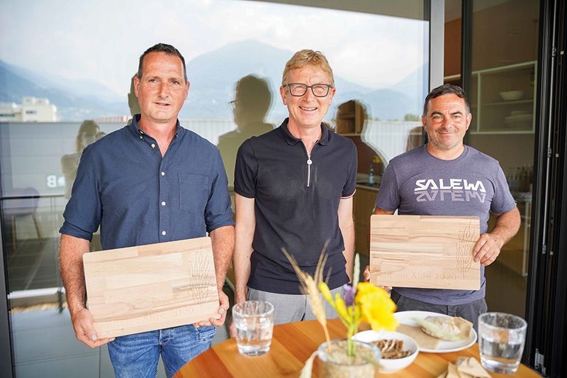 Die Gewinner Wilfried Strobl (links) und Hans Waldner (rechts) mit Müller Rudolf von Berg (Inhaber Meraner Mühle, Mitte)
