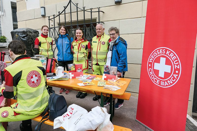 Sensibilisierungskampagne gegen Bluthochdruck in der Fußgängerzone in Schlanders v. l.: Josef Tappeiner bei der Blutdruckmessung, Lea Tonezzer, Claudia Spechtenhauser, Viktoria Mitterrutzner, Franz Stuppner und Monika Spiss