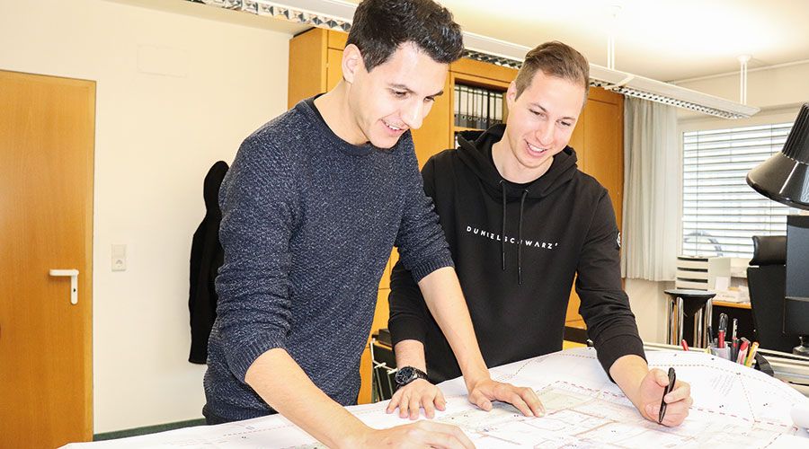 v. l. Lenard und Valerian Linser im Büro in Kastelbell
