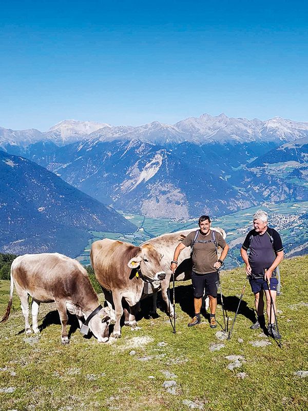 Raimund Pali (links) hütete heuer zum dritten Mal in Folge  die Jungrinder auf der  „Außeren Alm“. Hie und da begleitete ihn sein  „Kleinhirte“ Franz Sapelza  (rechts) bei den Rundgängen.