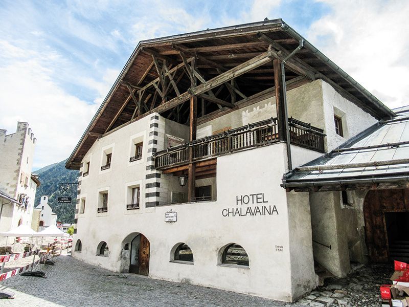 Am Plaz Grond, dem großen Dorfplatz von Müstair, befindet sich in unmittelbarer Nähe zum Kloster St. Johann das neu renovierte Hotel Chalavaina.