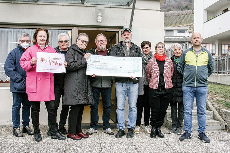 Vor dem KVW-Sitz in Schluderns : v. l. Claudio Grenzi, Ornella Bortolotti (beide im Vorstand des neuen Vereins), Fabio Maestrelli (Sekretär), Anna Maria Saviolo (Präsidentin), Egon Blaas (Kassier im Verein und Ortsvorsitzender KVW Schluderns), Joachim Pircher (Obmann der Kaufleute Schluderns), Christine Prantl (Kassiererin KVW ), Eleonora Egua (Vorstandsmitglied im neuen Verein), Gertraud Weisenhorn (Seniorenvertreterin KVW  Schluderns) und Bernd Stocker ( Vize Vorsitzender KVW Schluderns) 