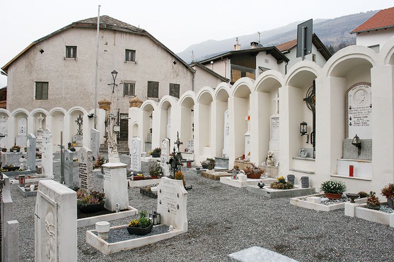 Die Restaurierungsarbeiten der Arkadengräber, der Mauern und des Kriegerdenkmals im Schludernser Friedhof tragen die Handschrift folgender Fachbetriebe: Theiner Adalbert und Renner Dietmar aus Prad, Malermeister Telser Lukas aus Burgeis und Steinbildhauer Torsten Anders aus Schluderns (siehe Anzeigen ). Mit großer Sensibilität für die historische Bausubstanz, mit ihrem Fachwissen und ihrer langjährigen Erfahrung ist es ihnen hervorragend gelungen, das ursprüngliche Aussehen originalgetreu zu rekonstruieren - immer in Zusammenarbeit mit dem Landesdenkmalamt.  