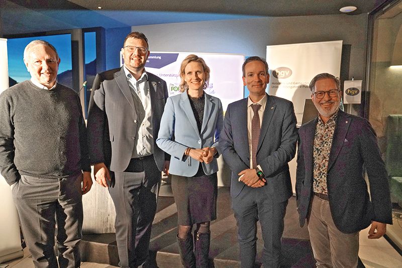 v. l.: HGV-Präsident Manfred Pinzger, HGV-Bezirksobmann Hansi Pichler, Bettina Schmid, HGV-Vizedirektor Raffael Mooswalder sowie Referent Adrian Stalder.