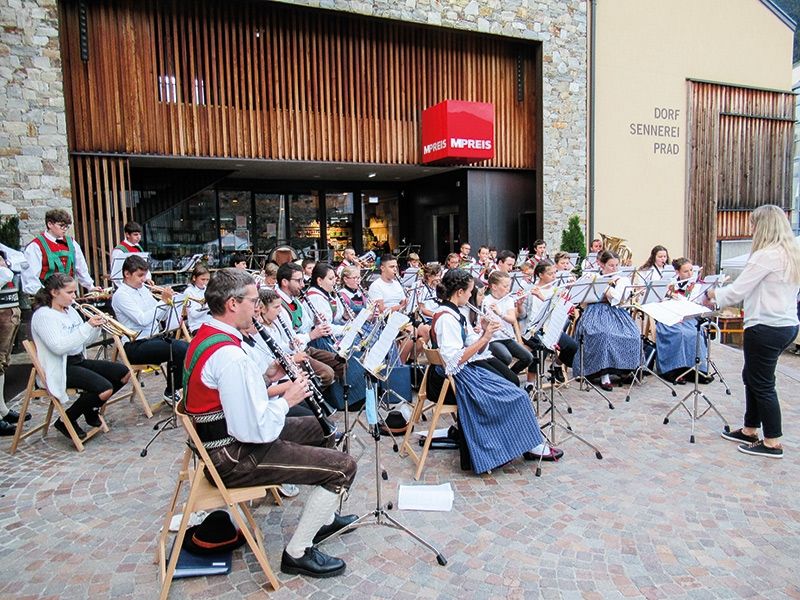 Das erste Sommerkonzert auf dem Dorfplatz in Prad. Es spielte u.a. die Jugendkapelle unter der Leitung von Melanie Pichler und die Musikkapelle Prad unter der Leitung von Verena Tröger. 