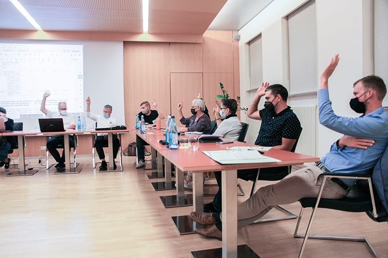 Ein Teil der Gemeinderäte der Gemeinde Kastelbell-Tschars bei der Abstimmung über die Abschlussrechnung 2020