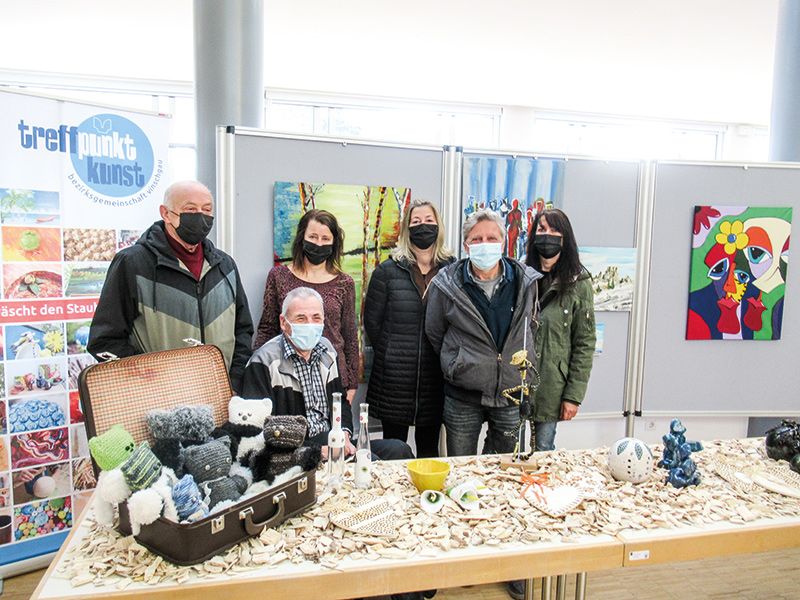 Am 5. und 6. März gab es im Kulturhaus Karl Schönherr in Schlanders wiederum unter dem Titel  „Kreativ Alltagsgrenzen überschreiten“ die Ausstellung von 10 Freizeitkünstler:innen, sowie von  Hobbykünstlern vom Treffpunkt Kunst der Wohngemeinschaft in Schlanders. 