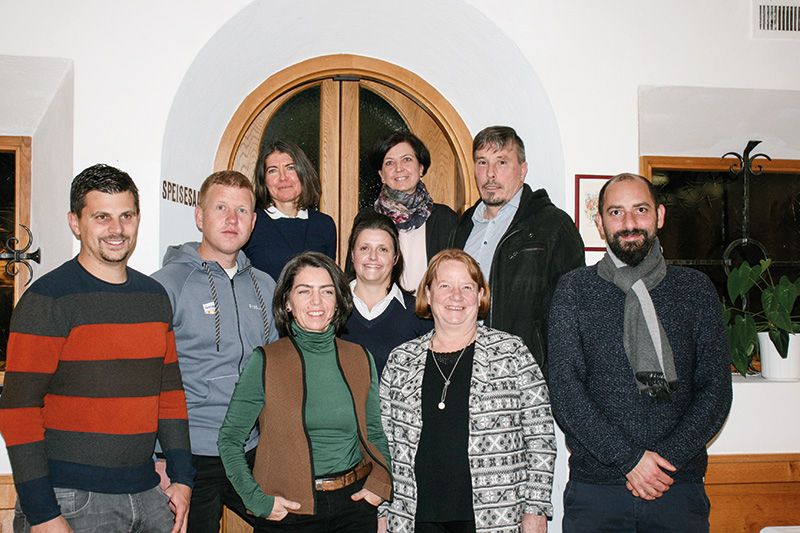 Bei der Diplomübergabe im Dezember 2022: v. l. vorne: Rafael Alber (Bürgermeister von Prad), Renate Siller, Silvia Kuppelwieser, Adrian Alin Gamper (Gemeindereferent in Prad);  Mittelreihe:  Peter Pfeifer (Geschäftsführer im Tourismusverein Prad) und Petra Pohl;  hinten: Barbara Folie,  Renate Gostner und  Thomas Warger
