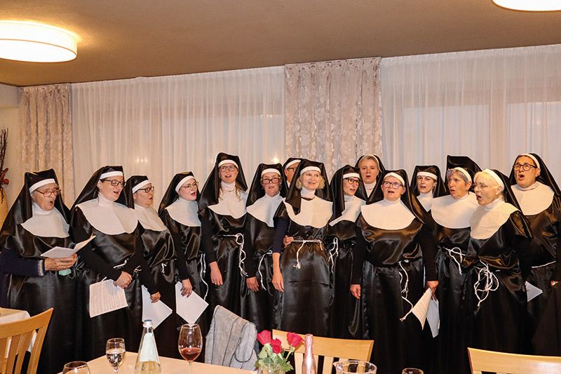 Beeindruckender Auftritt der Eyrser Sängerinnen und Sänger als „Sister Act Nonnen“