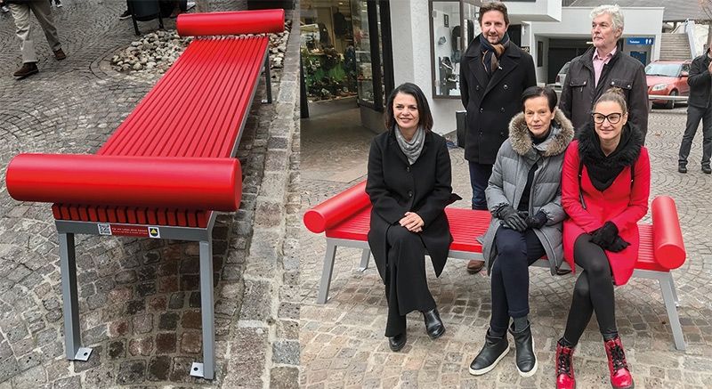 Die Rote Bank in Naturns; Gemeinsamer Einsatz gegen Gewalt an Frauen vorne v. l.: Referentin Astrid Pichler, Initiatorin Wally Alber und die Vertreterin des Vereins „Es geat di a un“ Marion Flarer, hinten v. l. BM Zeno Christanell und der Künstler Erich Kofler Fuchsberg