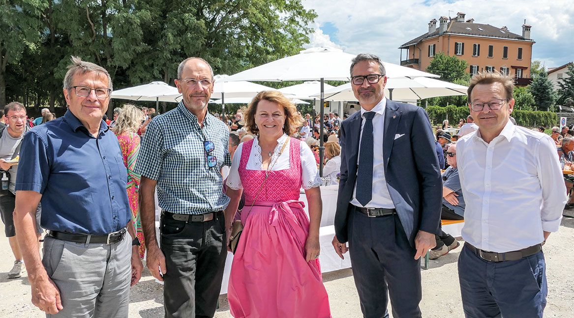 Günther Januth, Ex-BM von Meran, Andreas Tappeiner, Ex-BM von Laas, LH-Stv. Rosmarie Pamer, LH Arno Kompatscher und Helmuth Moroder, ehemals technischer  Direktor der Südtiroler Transportstrukturen AG (STA), verantwortlich für die Wiederinbetriebnahme der Vinschger Bahn