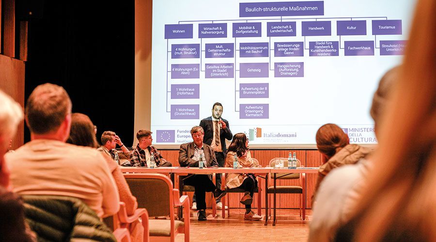 BM-Kandidat Samuel Marseiler erhielt für seine Vorträge über den Stand der Arbeiten bei den PNRR-Geldern und über Geleistetes und Vorhaben in der gesamten Gemeinde Stilfs viel Applaus bei der gut besuchten SVP-Wahlveranstaltung am 24. Oktober in Stilfs