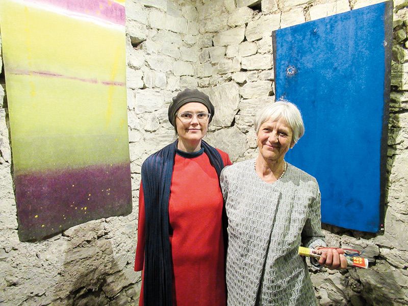 Die Ausstellung in der Bibliothek Schlandersburng ist wie eine Einladung zum Innehalten, Schauen und Spüren. V. l. Sonja Steger und Margit Nagler Lanzendörfer