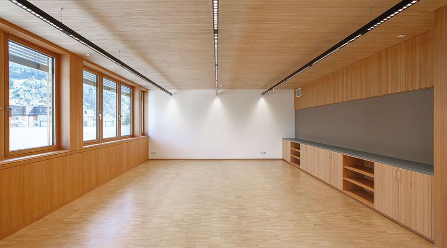 Akustikabsorber an Decke und an den Wänden schlucken den Schall und sorgen für eine optimale - auch wertschätzende – Lernatmosphäre und ein angenehmes Raumklima.