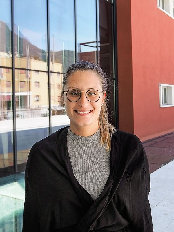 Daria Habicher, geboren 1993, aufgewachsen in Prad, Bachelorstudium in Politikwissenschaft an der Hauptuniversität in Wien und an der Universität Bergen (Norwegen), anschließend Masterstudium in Sozioökonomie mit Schwerpunkt Nachhaltigkeit an der Wirtschaftsuniversität Wien. Derzeit Forscherin am Center for Advanced Studies von Eurac Research in Bozen, Projektleiterin von „Denkanstoß Covid-19 - Zukunftsszenarien für ein nachhaltiges Südtirol 2030+“ und Co-Projektleiterin des EFRE-Forschungsprojekts „Tiny FOP MOB – ein rollendes Reallabor aus Holz und Hanf auf dem Weg durch den Vinschgau“. Neben der Forschungstätigkeit ist Daria Habicher Tauchlehrerin und gibt regelmäßig Kurse und Trainings in Schlanders, Latsch und auf der Insel Elba.   Nähere Informationen unter: https://dariahabicher.com/